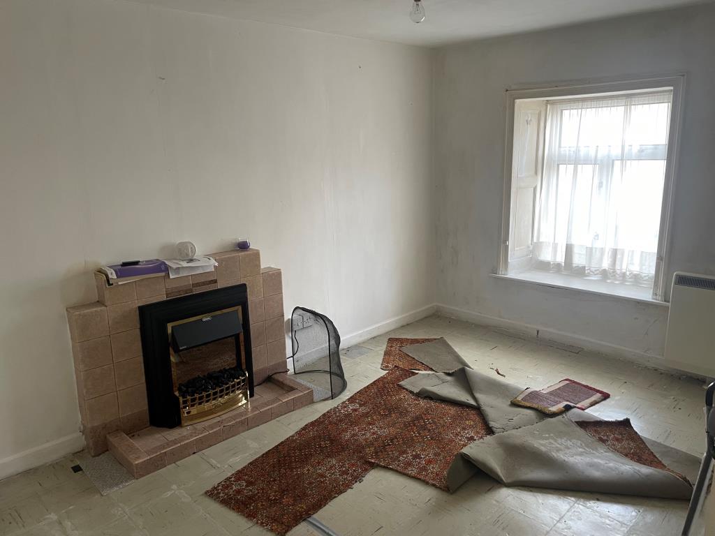 Lot: 102 - HOUSE FOR IMPROVEMENT - Living room